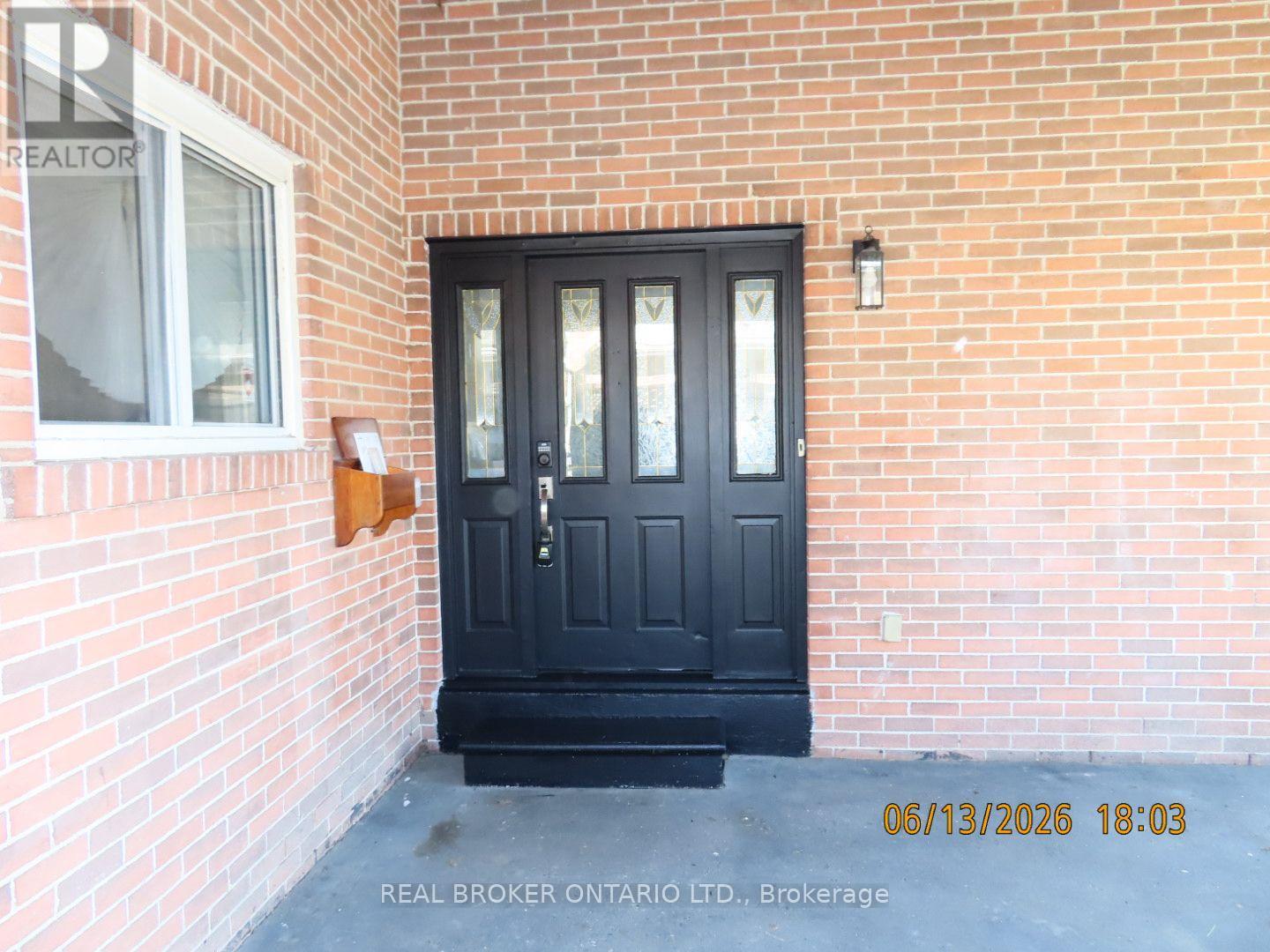 11 Cathcart Crescent, Brampton, Ontario  L6T 2A4 - Photo 2 - W13484334