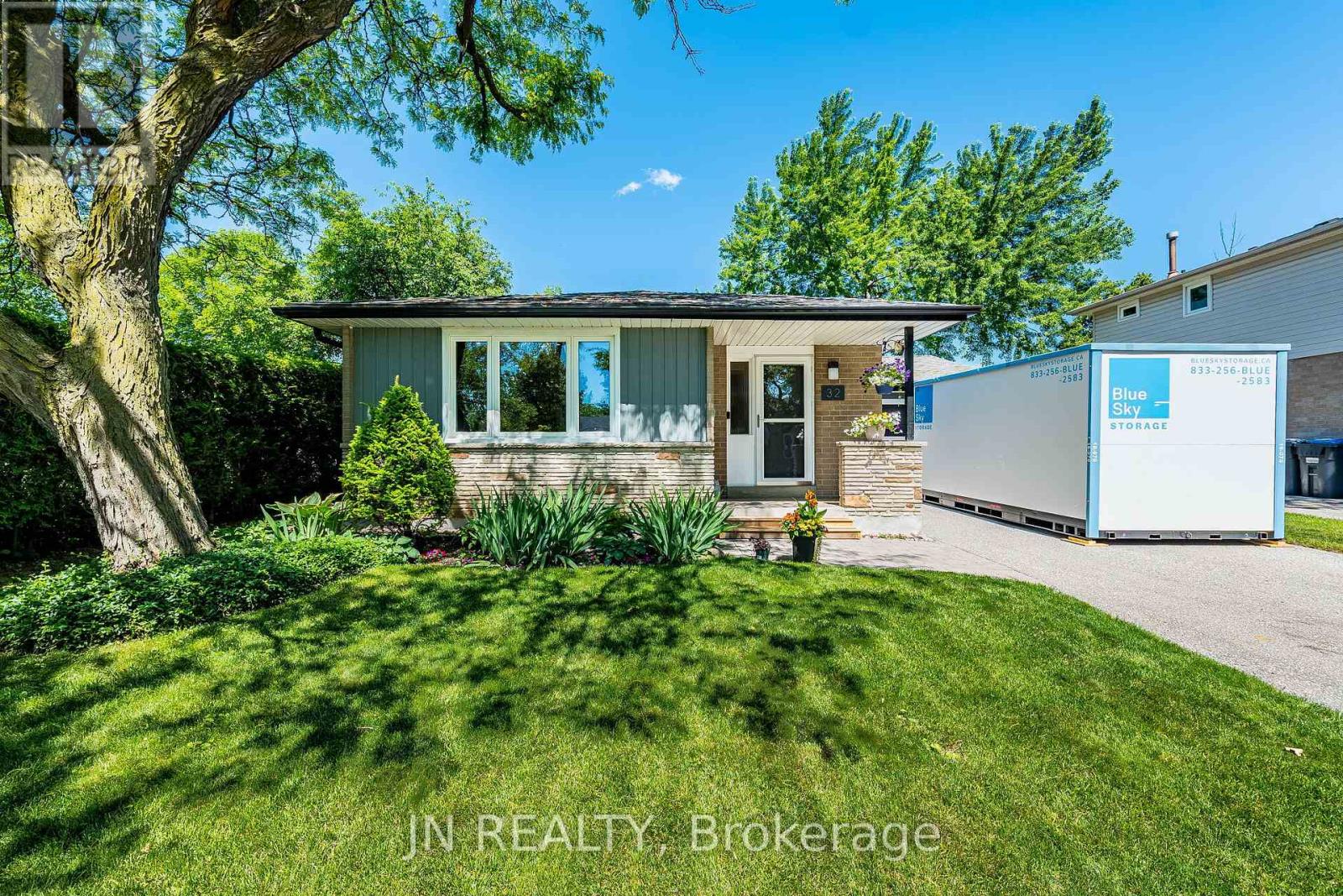 32 Barkwood Court, Brampton, Ontario  L6V 2C3 - Photo 4 - W13483846