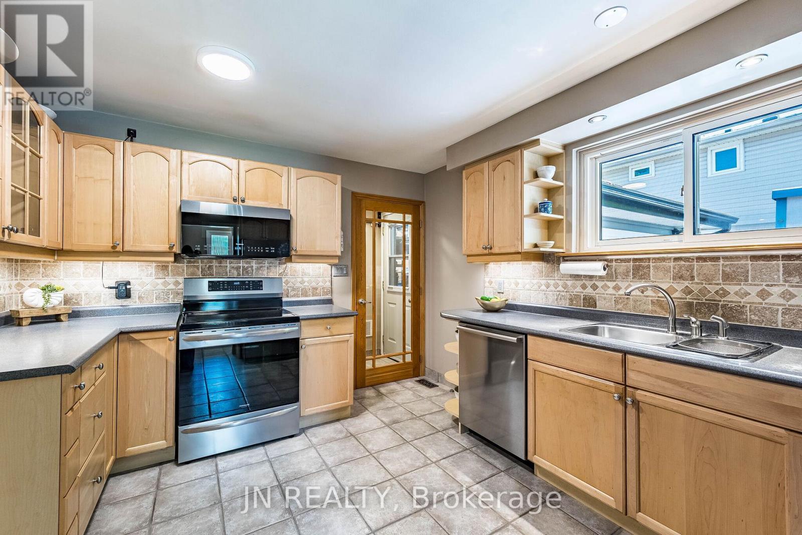 32 Barkwood Court, Brampton, Ontario  L6V 2C3 - Photo 15 - W13483846