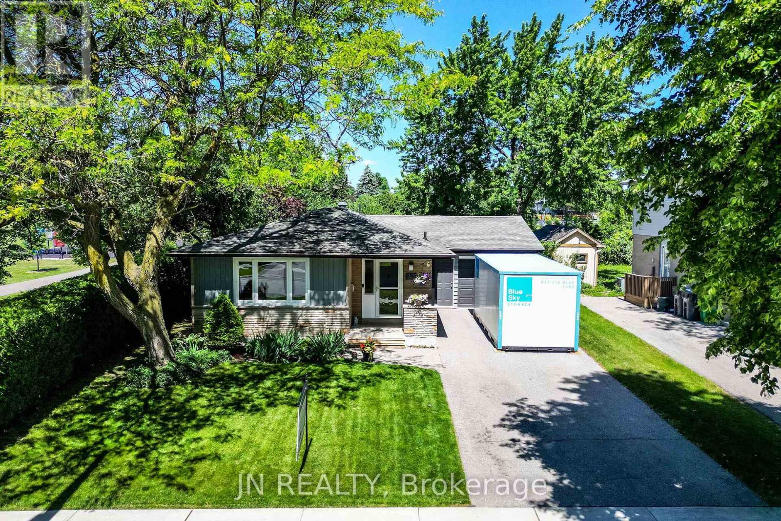 32 Barkwood Court, Brampton, Ontario  L6V 2C3 - Photo 3 - W13483846