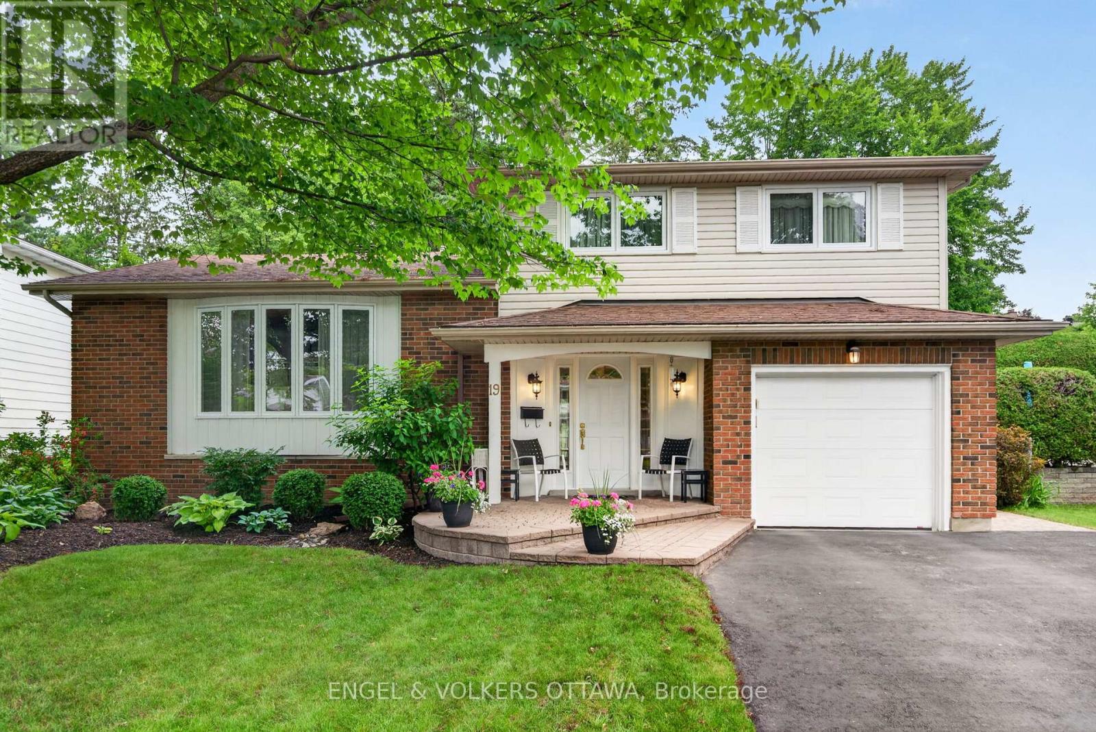 19 WOODHILL CRESCENT, Ottawa, Ontario