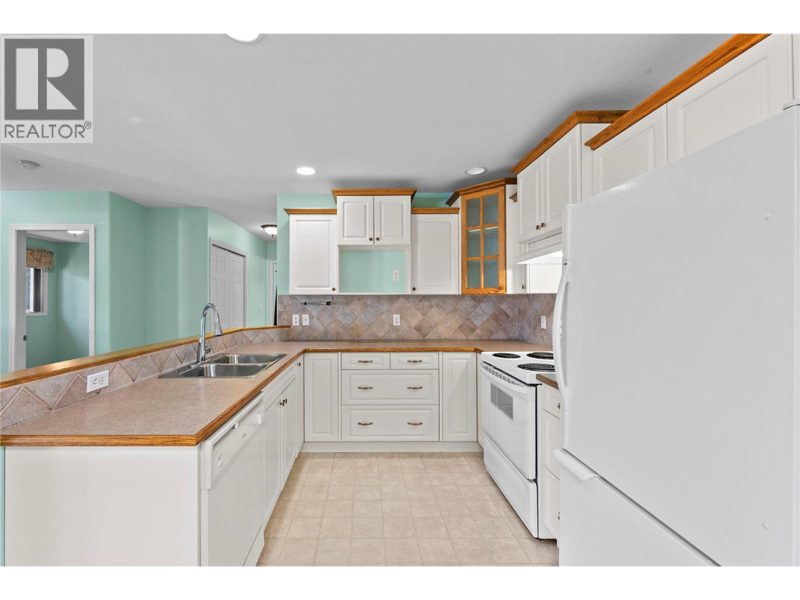 111 Harbourfront Drive NW, Salmon Arm, British Columbia  V1E 1A3 - Photo 17 - 10392343