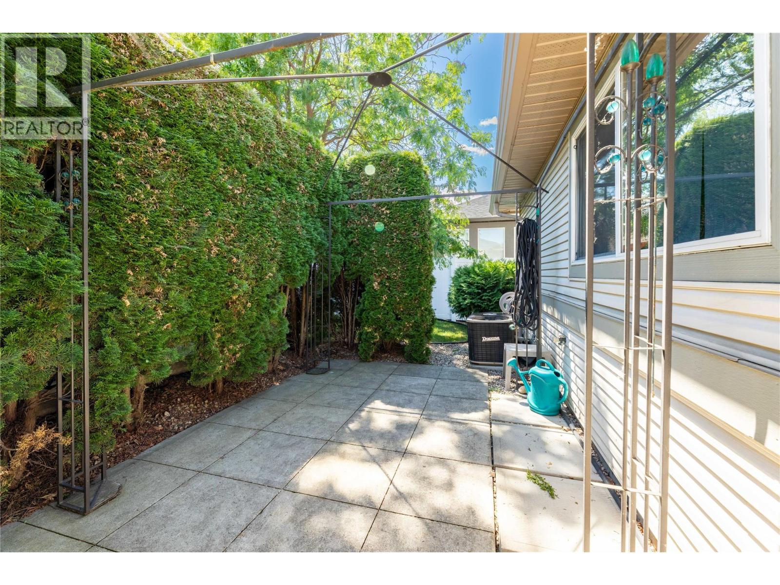 111 Harbourfront Drive NW, Salmon Arm, British Columbia  V1E 1A3 - Photo 6 - 10392343