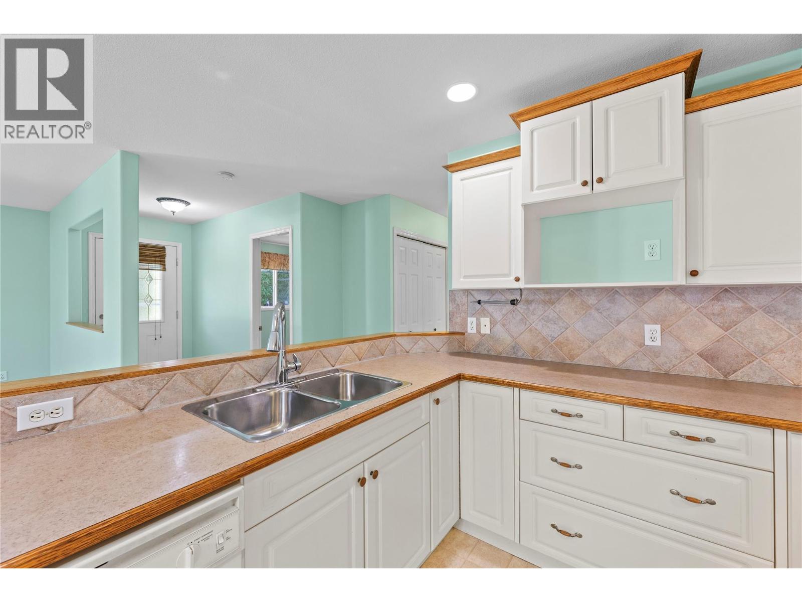 111 Harbourfront Drive NW, Salmon Arm, British Columbia  V1E 1A3 - Photo 21 - 10392343