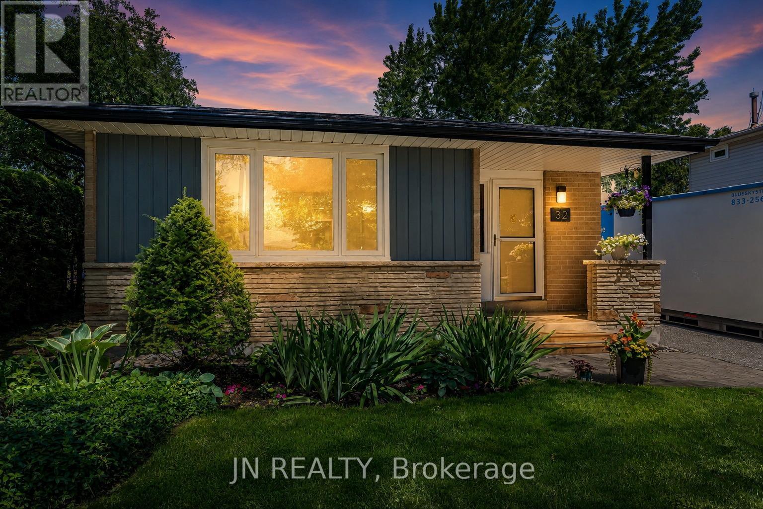 32 Barkwood Court, Brampton, Ontario  L6V 2C3 - Photo 6 - W13483846