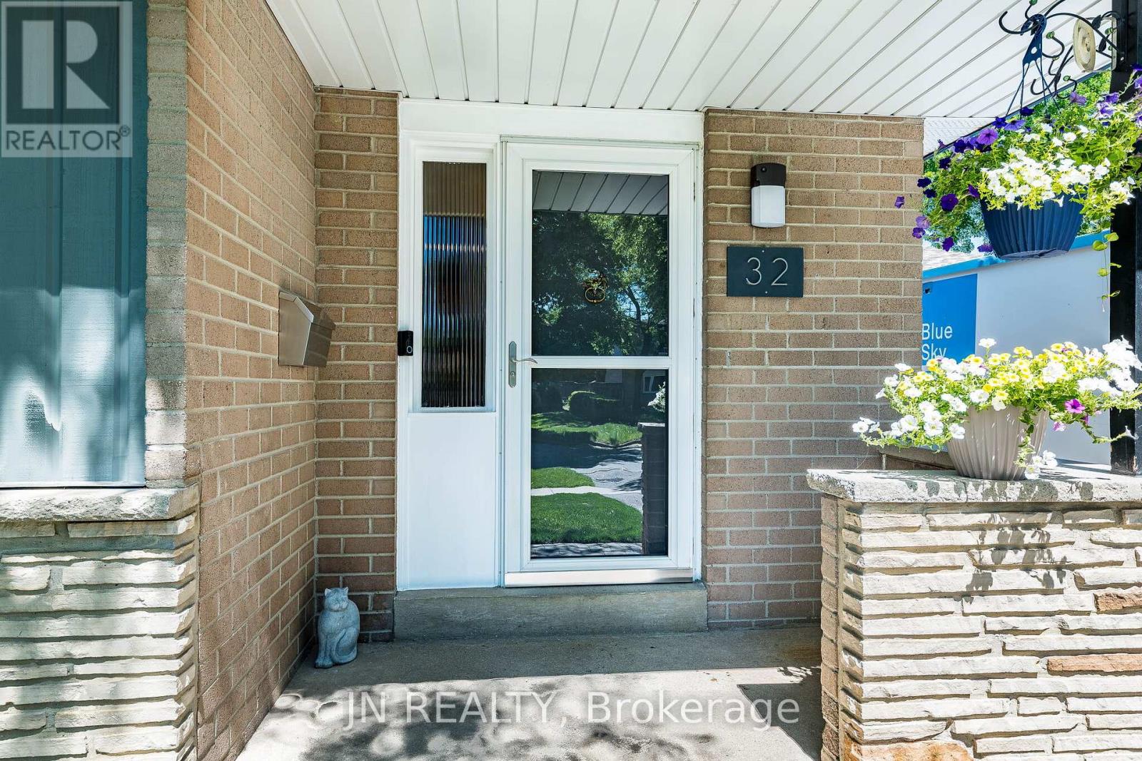 32 Barkwood Court, Brampton, Ontario  L6V 2C3 - Photo 8 - W13483846