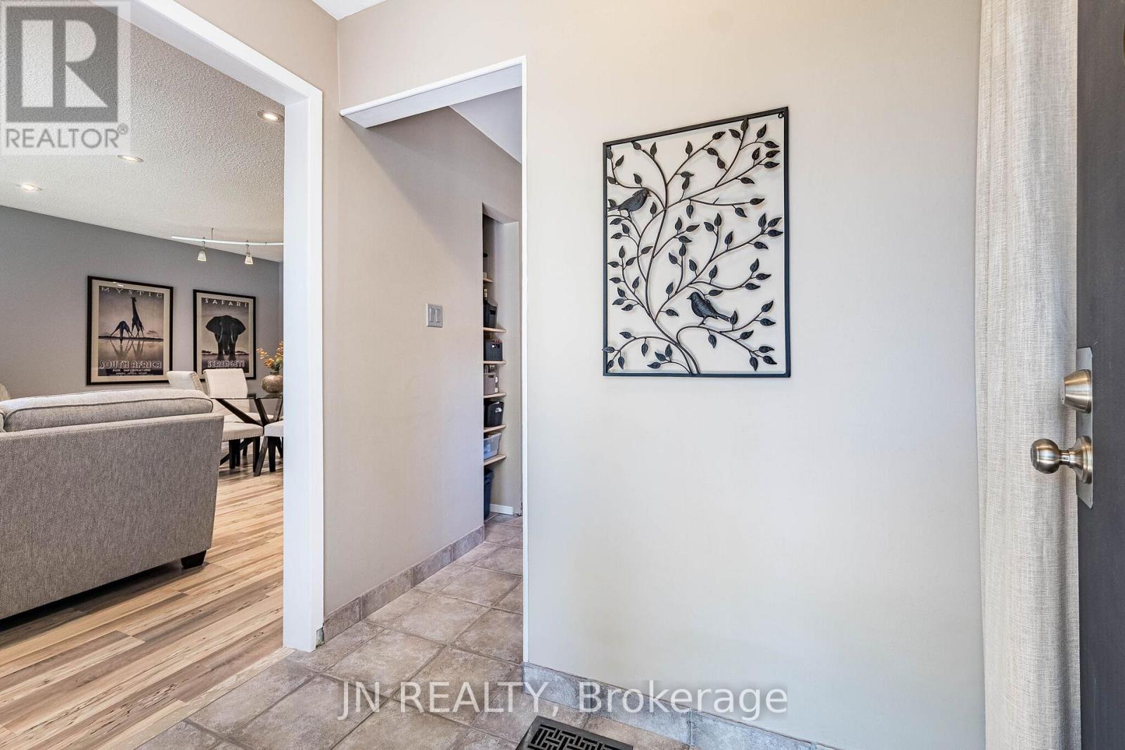 32 Barkwood Court, Brampton, Ontario  L6V 2C3 - Photo 9 - W13483846