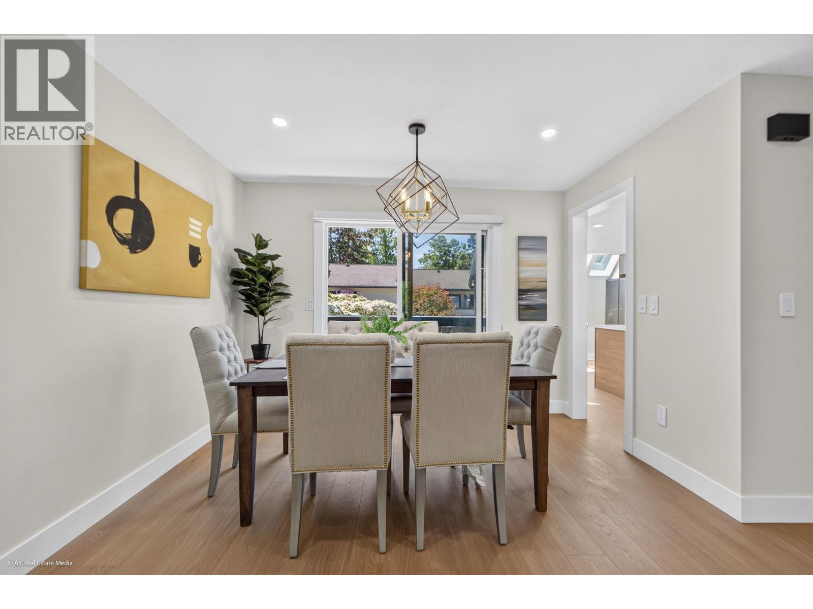8557 Woodridge Place, Burnaby, British Columbia  V5A 4B3 - Photo 9 - R3139054