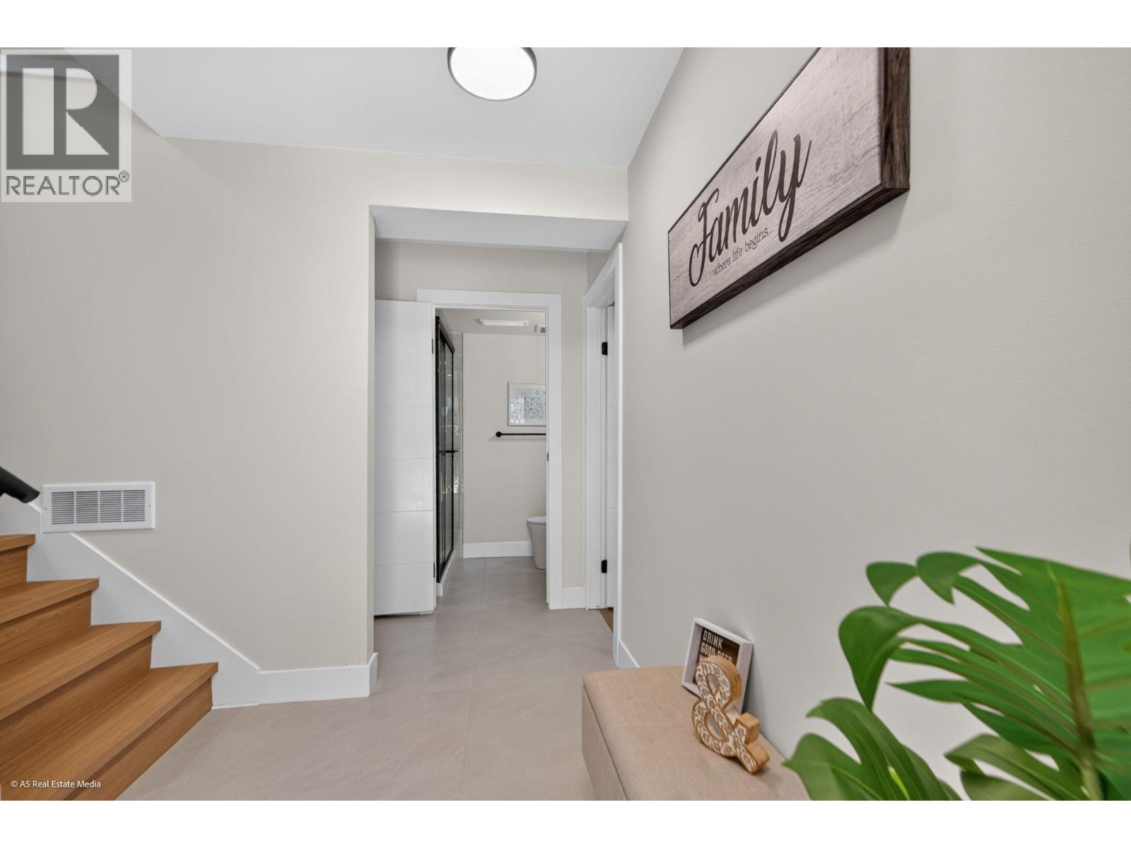 8557 Woodridge Place, Burnaby, British Columbia  V5A 4B3 - Photo 22 - R3139054