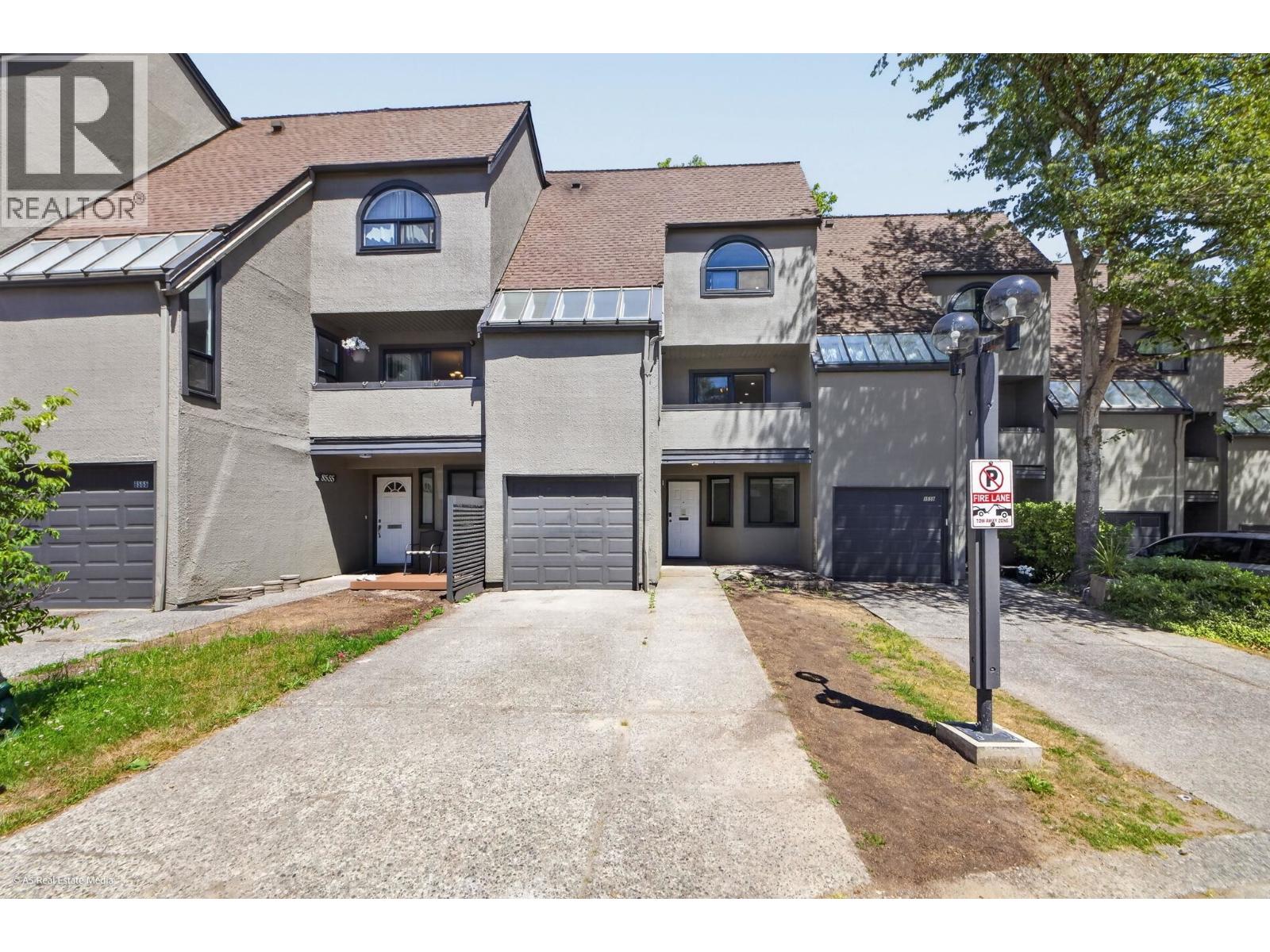 8557 Woodridge Place, Burnaby, British Columbia  V5A 4B3 - Photo 2 - R3139054