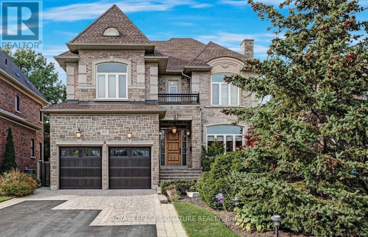975 Fredonia Drive, Mississauga, Ontario  L5C 2W5 - Photo 2 - W13485196
