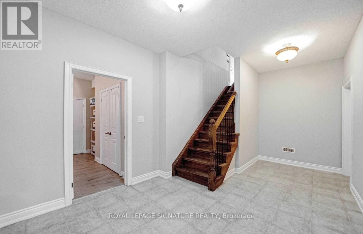 975 Fredonia Drive, Mississauga, Ontario  L5C 2W5 - Photo 3 - W13485196