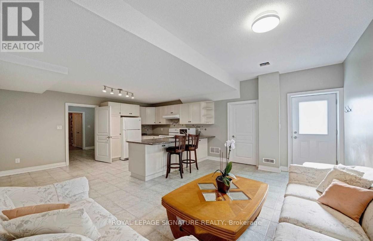 975 Fredonia Drive, Mississauga, Ontario  L5C 2W5 - Photo 4 - W13485196