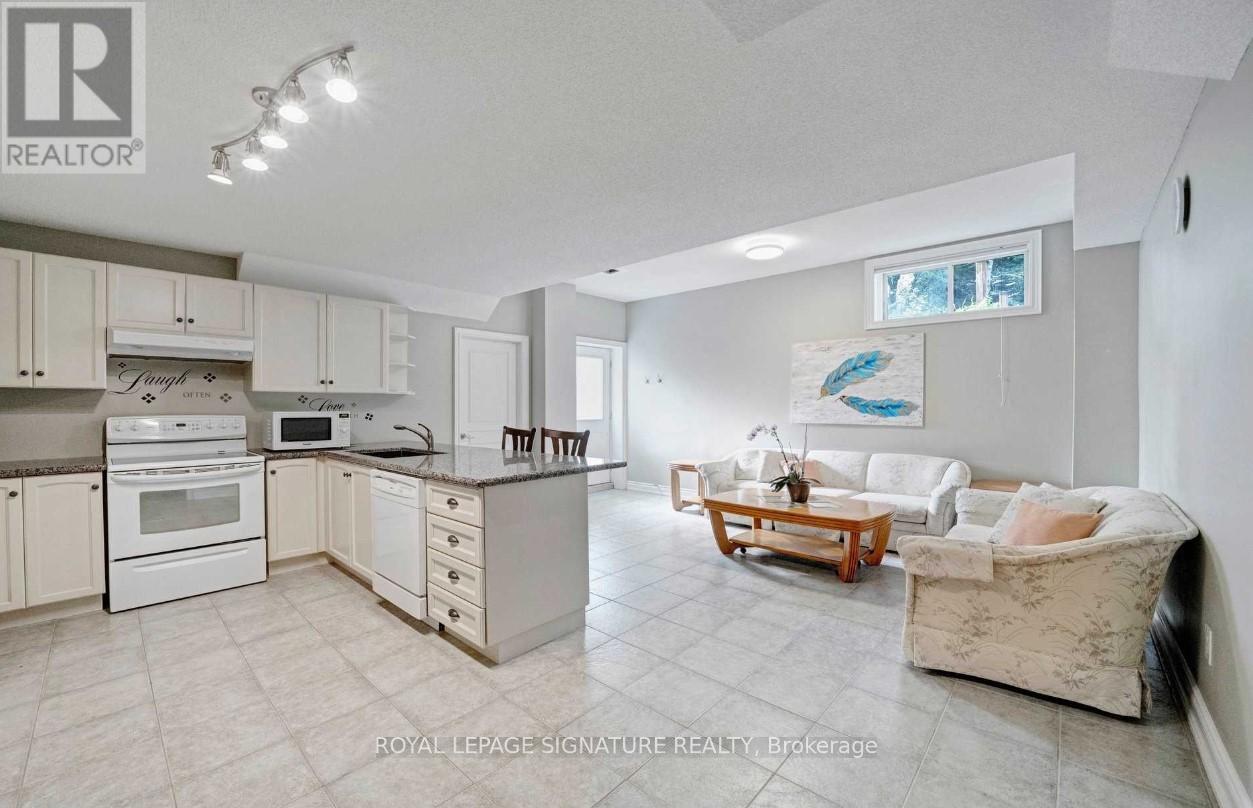 975 Fredonia Drive, Mississauga, Ontario  L5C 2W5 - Photo 5 - W13485196