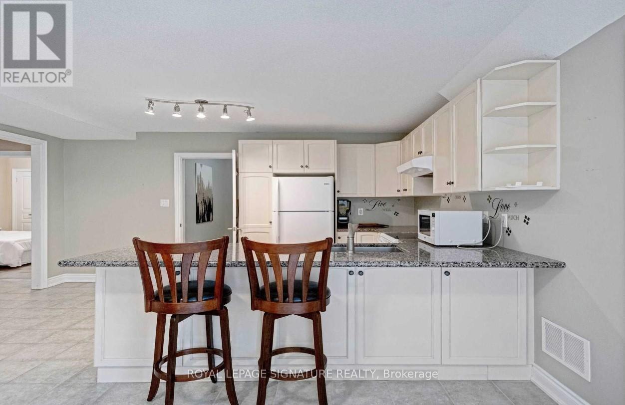 975 Fredonia Drive, Mississauga, Ontario  L5C 2W5 - Photo 6 - W13485196