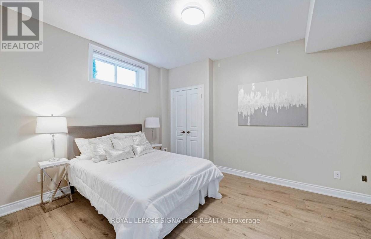 975 Fredonia Drive, Mississauga, Ontario  L5C 2W5 - Photo 7 - W13485196