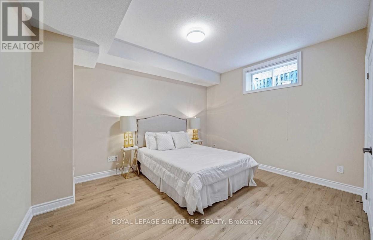 975 Fredonia Drive, Mississauga, Ontario  L5C 2W5 - Photo 8 - W13485196