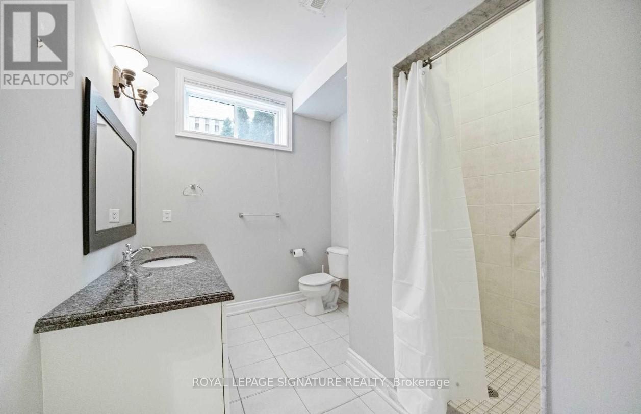975 Fredonia Drive, Mississauga, Ontario  L5C 2W5 - Photo 9 - W13485196