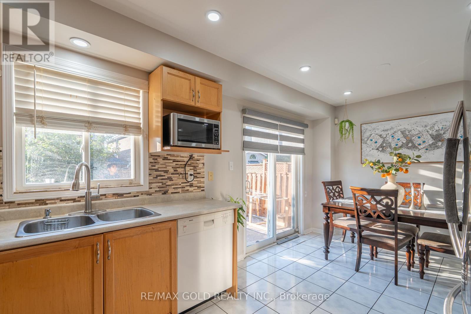 7 Sand Cherry Crescent, Brampton, Ontario  L6R 3A9 - Photo 10 - W13485266