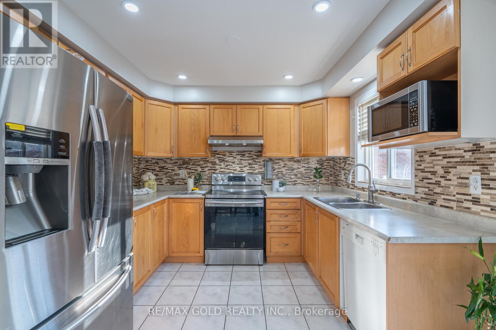 7 Sand Cherry Crescent, Brampton, Ontario  L6R 3A9 - Photo 9 - W13485266