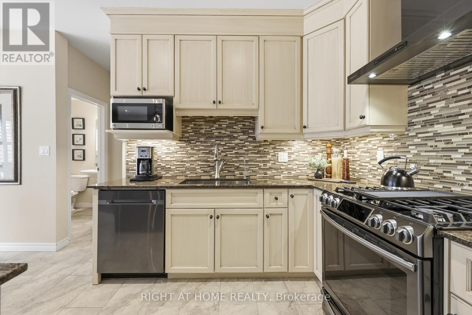 33 Vic Chambers Place, Brant, Ontario  N3L 0E6 - Photo 11 - X13485256