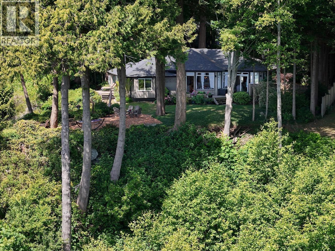 7647 Eureka Place, Halfmoon Bay, British Columbia  V7Z 1A1 - Photo 2 - R3139554