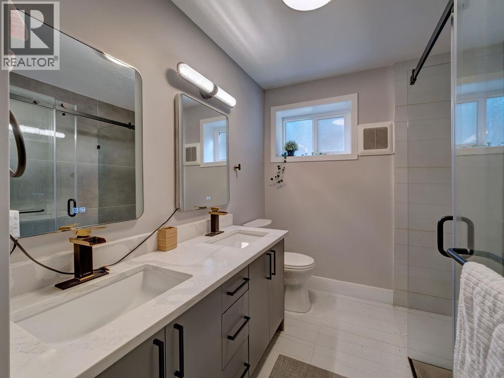 9168 Sunshine Coast Highway, Halfmoon Bay, British Columbia  V7Z 1E9 - Photo 17 - R3139577