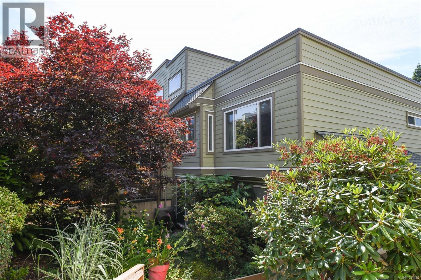 205 2250 Manor Pl, Comox, British Columbia  V9M 1C5 - Photo 2 - 1041435