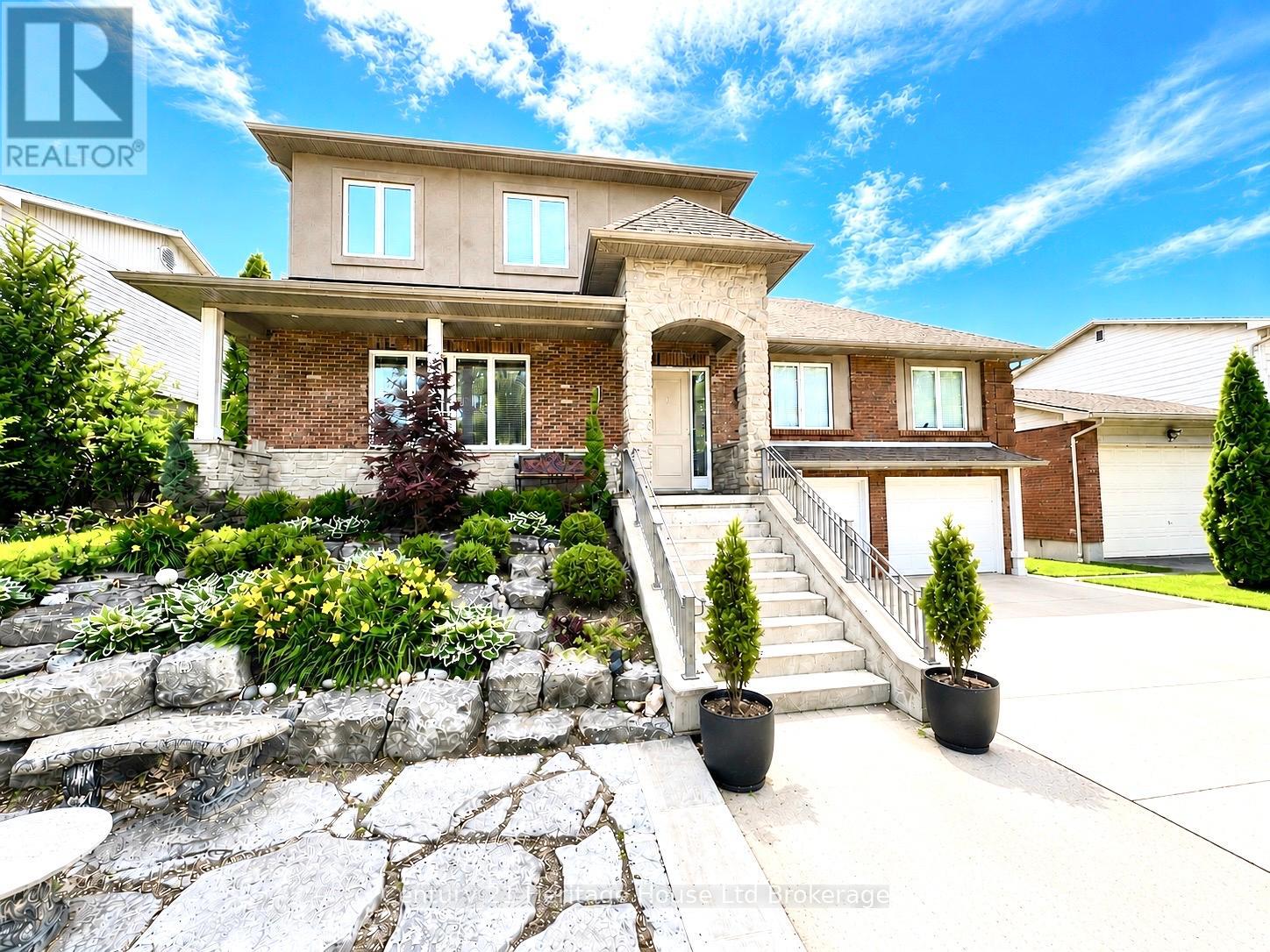 61 APPLEWOOD CRESCENT, London South, Ontario