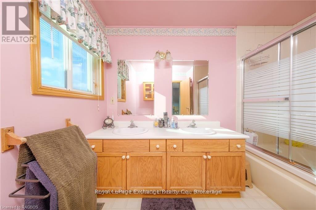 247 Broadway Street, Kincardine, Ontario  N2Z 2X9 - Photo 11 - X12931330
