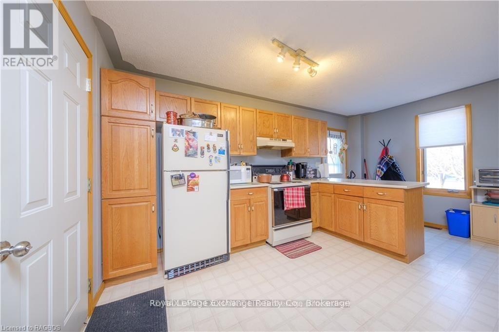 247 Broadway Street, Kincardine, Ontario  N2Z 2X9 - Photo 7 - X12931330