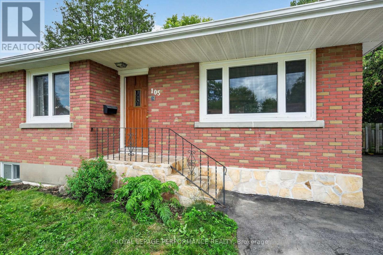 105 Crownhill Street, Ottawa, Ontario  K1J 6X2 - Photo 2 - X13485572