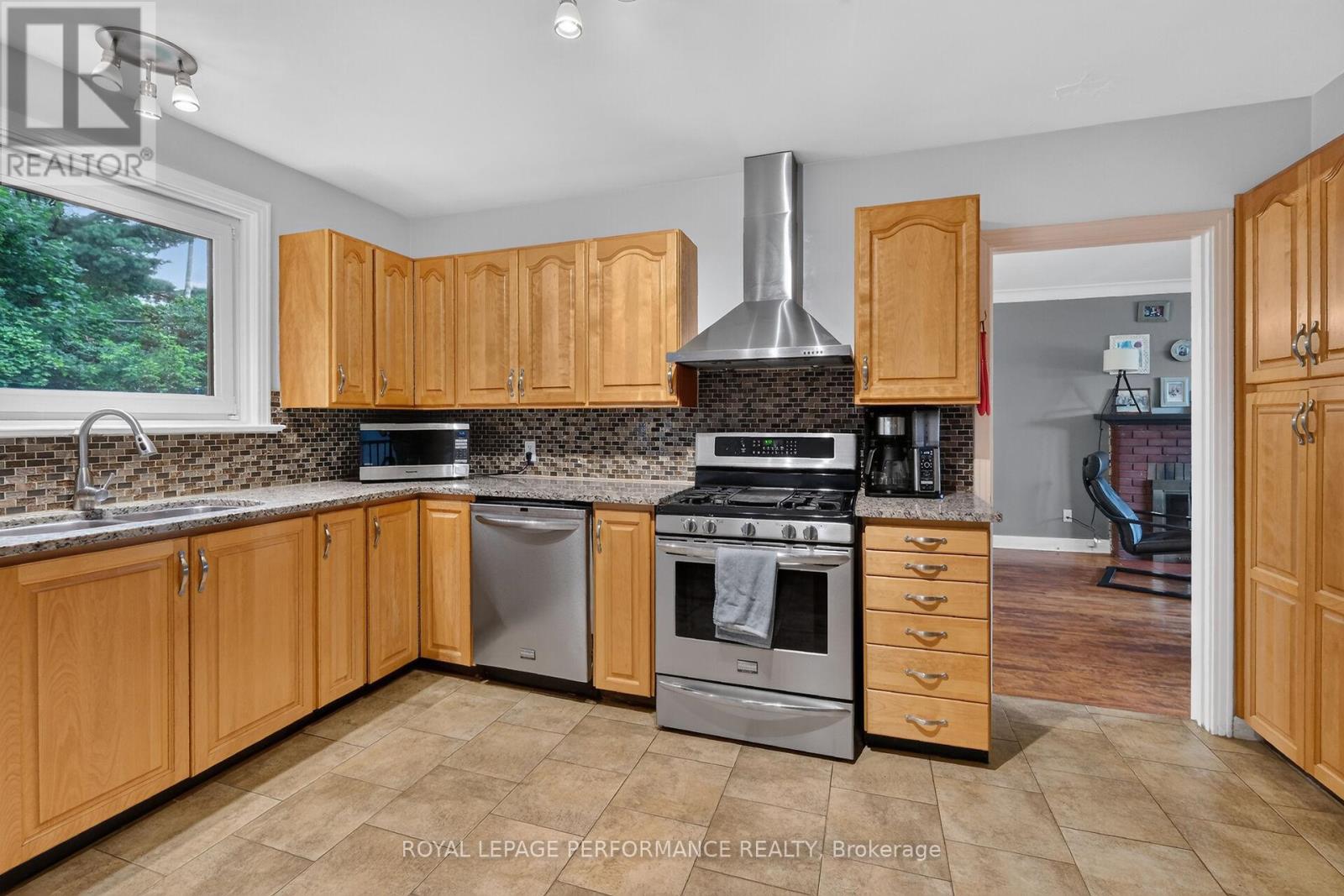 105 Crownhill Street, Ottawa, Ontario  K1J 6X2 - Photo 8 - X13485572