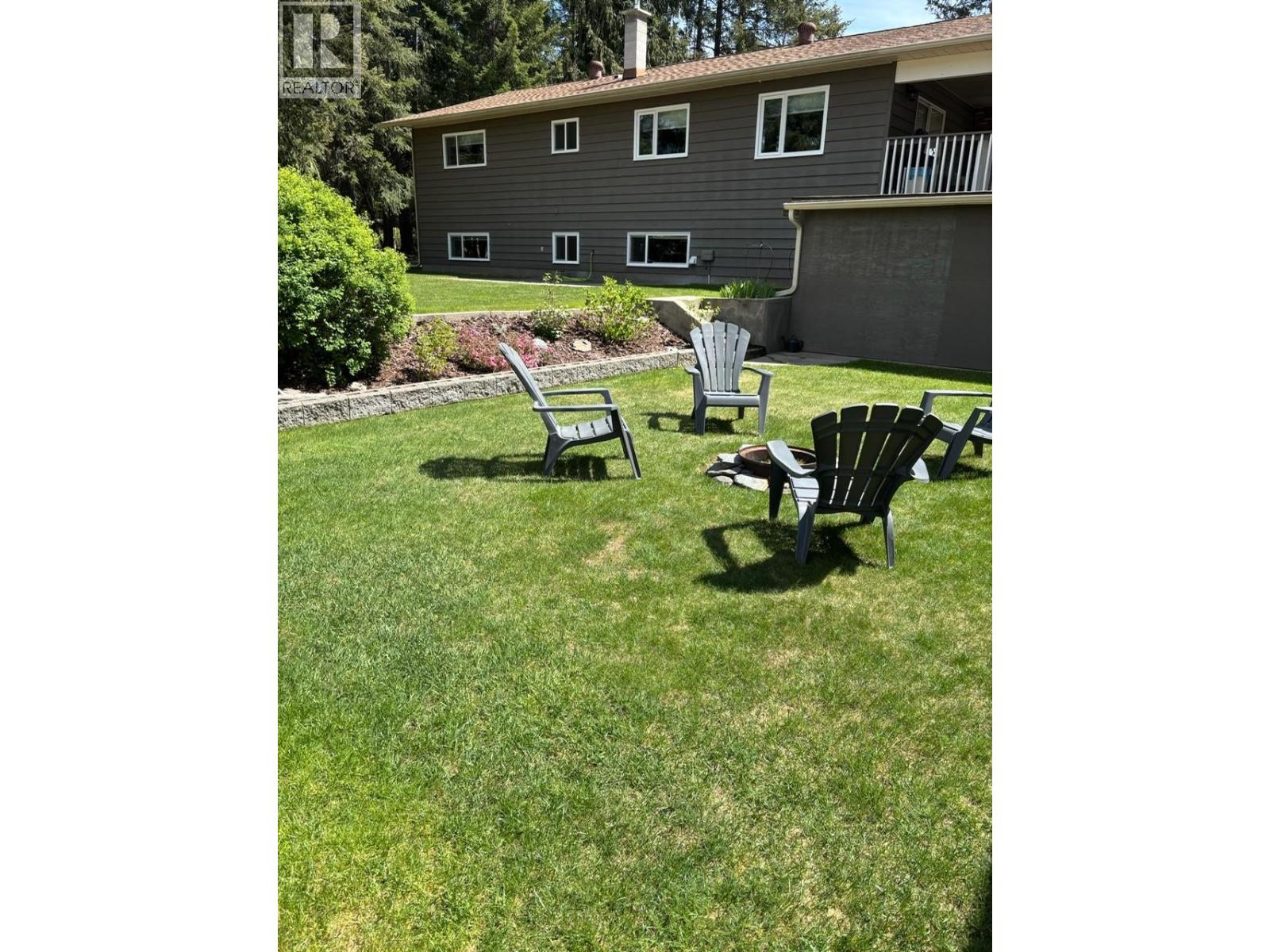 610 10th Avenue Nw, Nakusp, British Columbia  V0G 1R0 - Photo 2 - 10392599