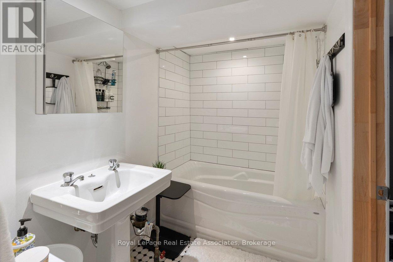 2 Byng Avenue, Brampton (Downtown Brampton), Ontario  L6Y 1L1 - Photo 31 - W13485958