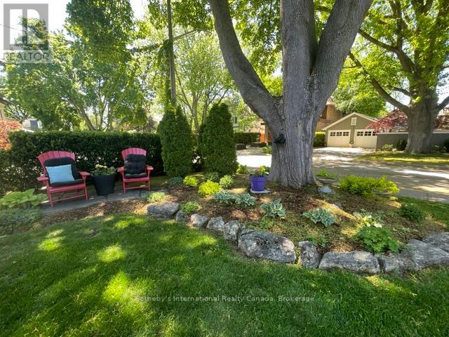32 Anderson Street, Oakville, Ontario  L6K 1A5 - Photo 3 - W12898434