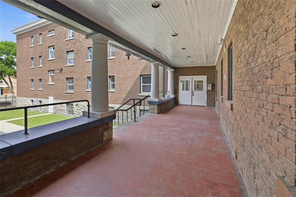 115 519 Burnell Street - Photo 2