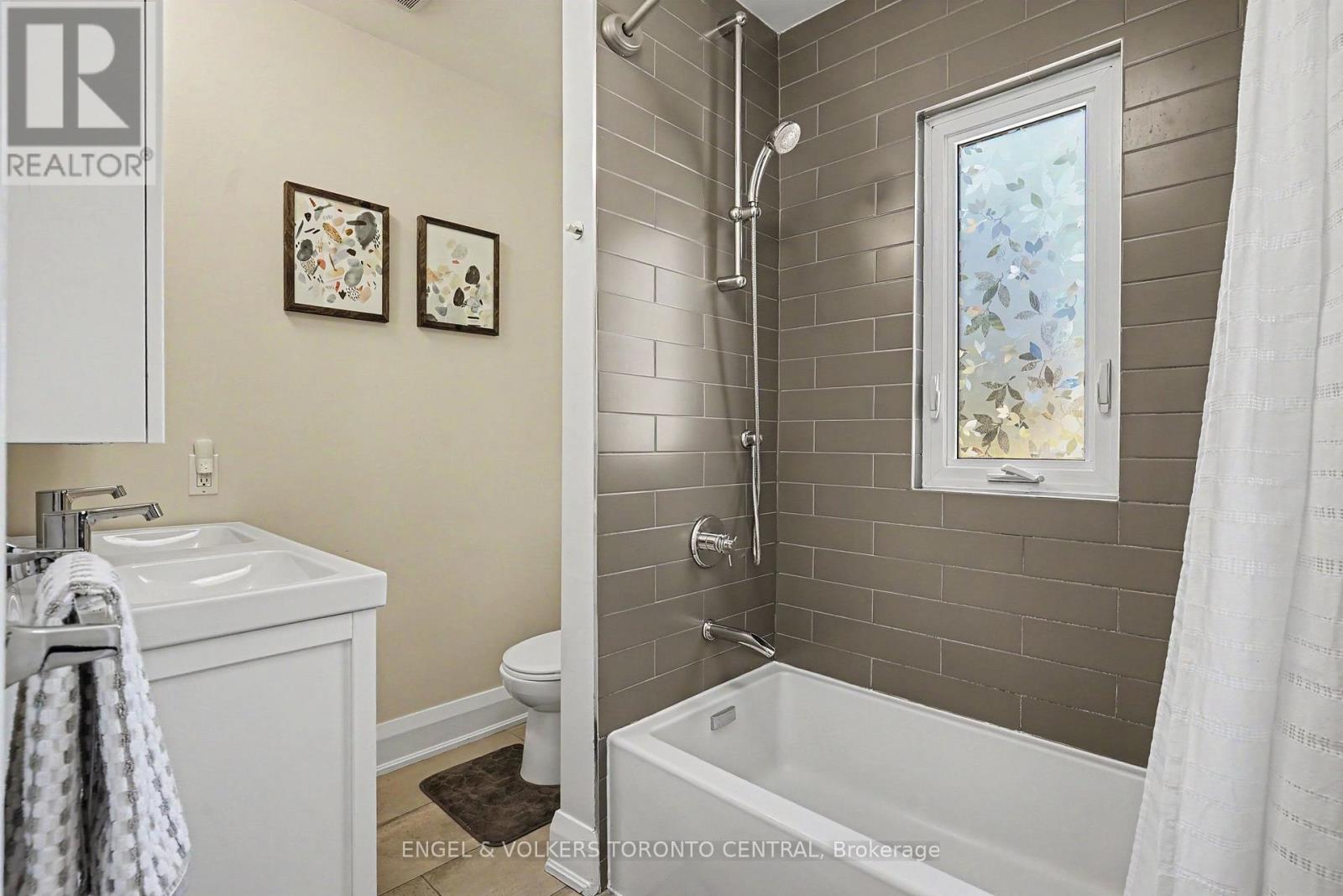28 Inverleigh Drive, Toronto, Ontario  M8Y 3E3 - Photo 10 - W13486042