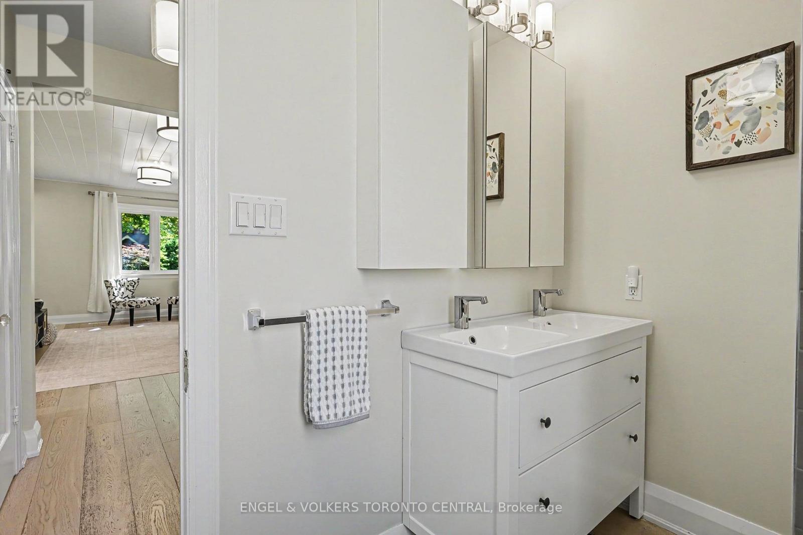 28 Inverleigh Drive, Toronto, Ontario  M8Y 3E3 - Photo 11 - W13486042
