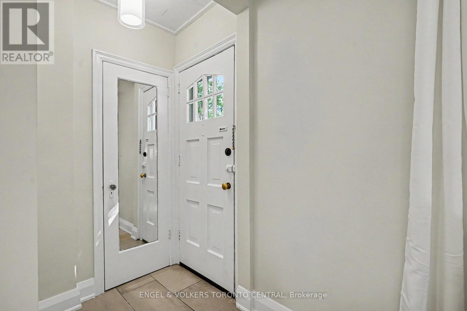 28 Inverleigh Drive, Toronto, Ontario  M8Y 3E3 - Photo 2 - W13486042