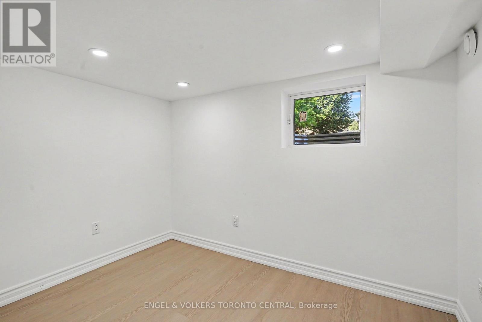 28 Inverleigh Drive, Toronto, Ontario  M8Y 3E3 - Photo 20 - W13486042