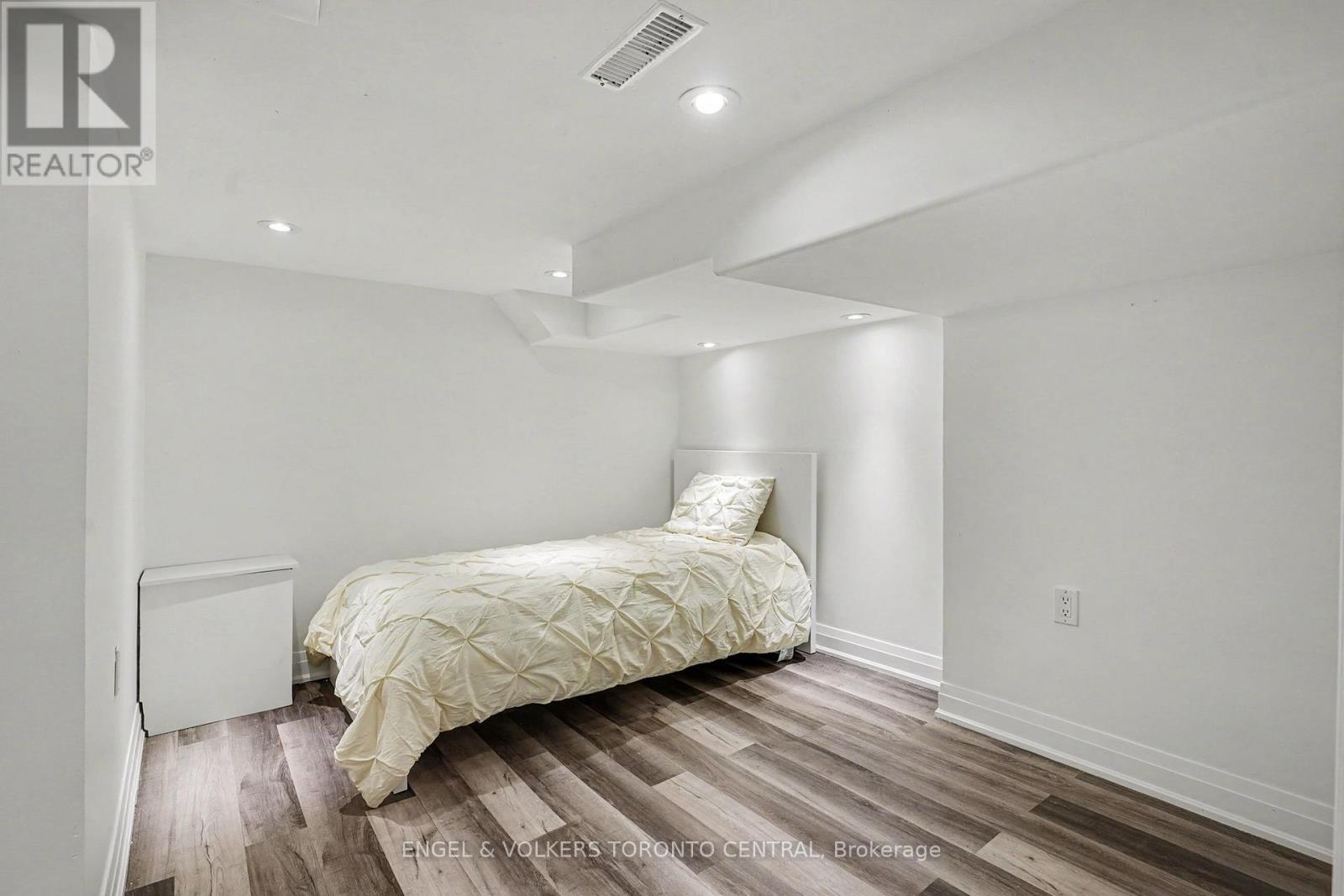 28 Inverleigh Drive, Toronto, Ontario  M8Y 3E3 - Photo 21 - W13486042