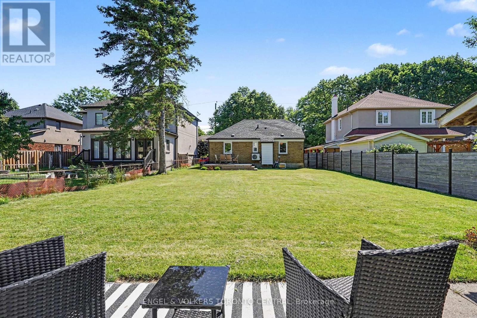 28 Inverleigh Drive, Toronto, Ontario  M8Y 3E3 - Photo 28 - W13486042