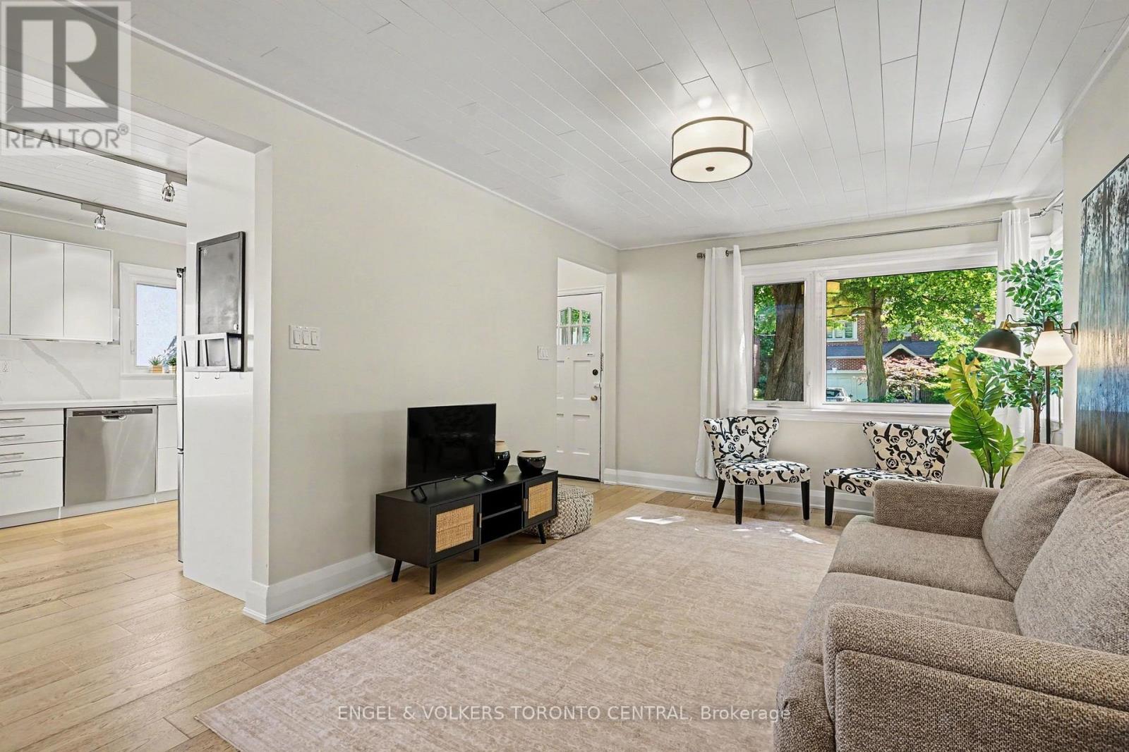28 Inverleigh Drive, Toronto, Ontario  M8Y 3E3 - Photo 4 - W13486042