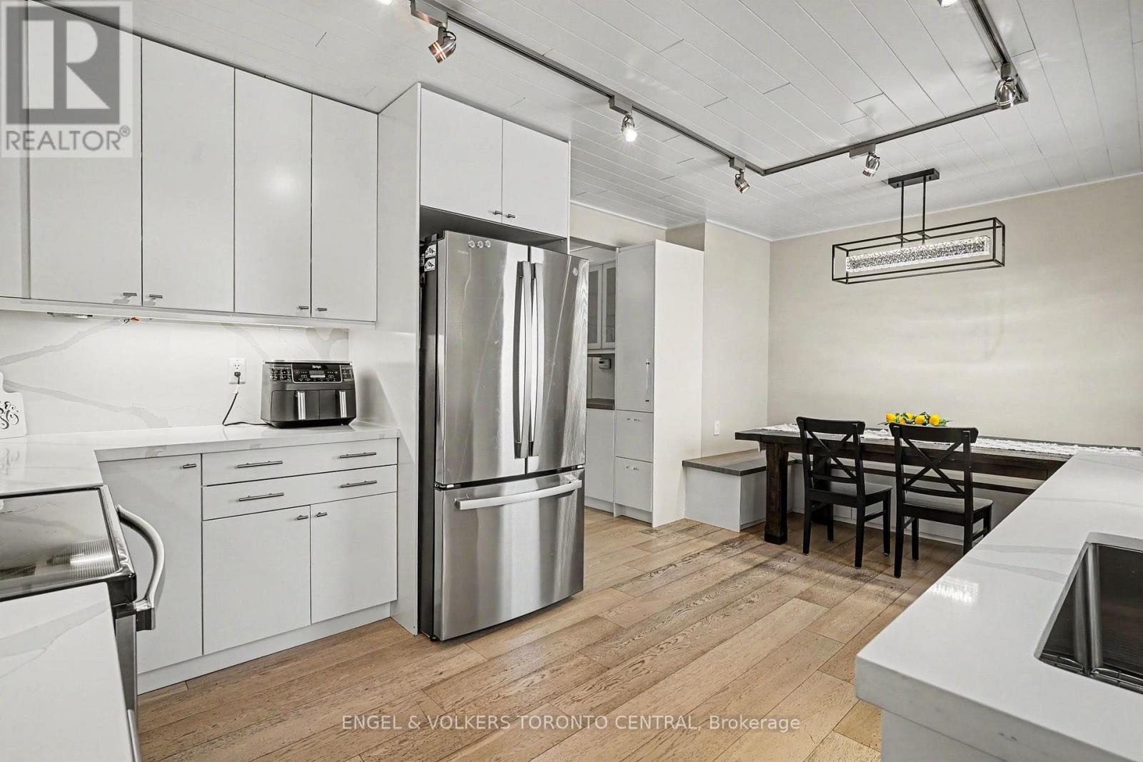 28 Inverleigh Drive, Toronto, Ontario  M8Y 3E3 - Photo 6 - W13486042
