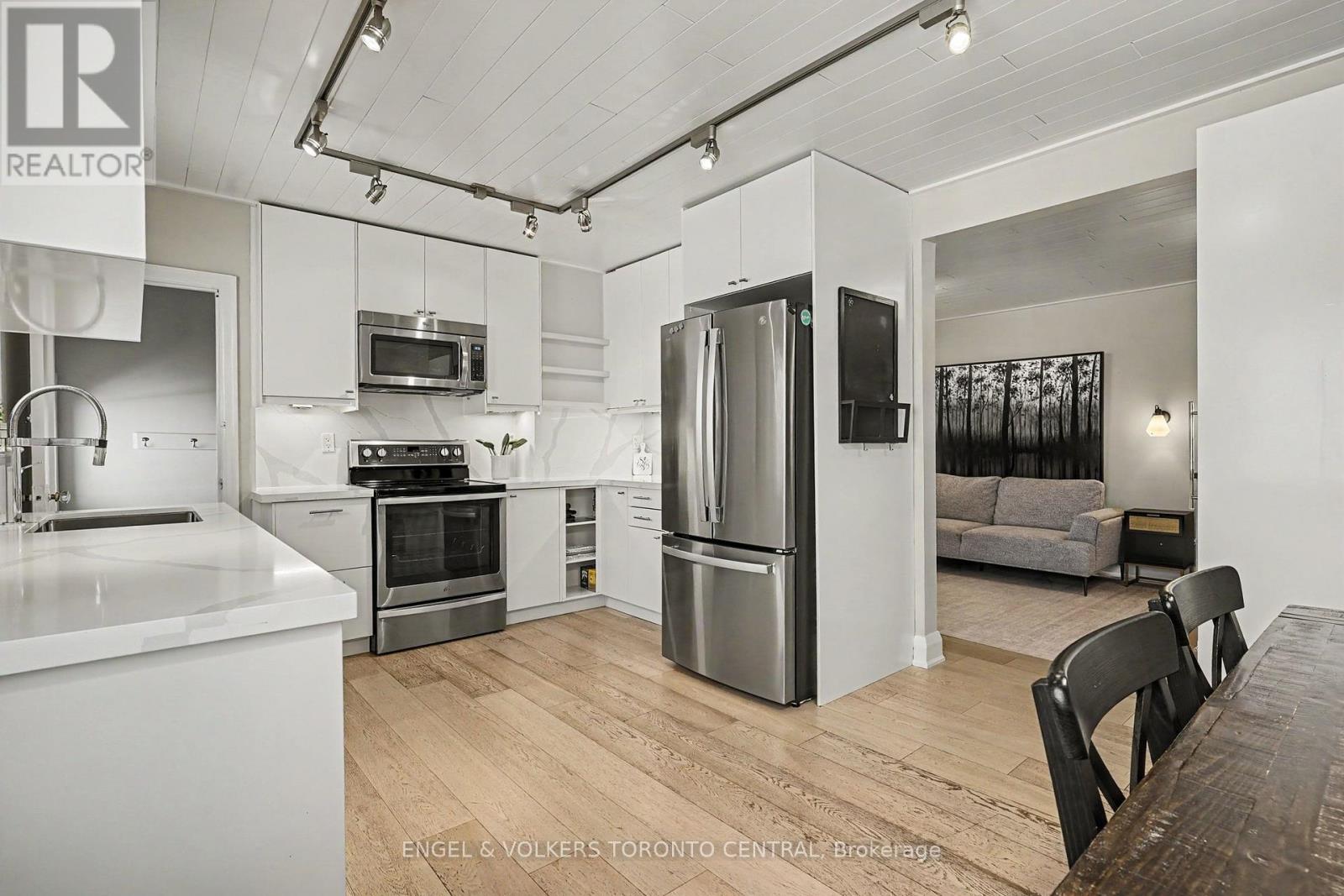 28 Inverleigh Drive, Toronto, Ontario  M8Y 3E3 - Photo 8 - W13486042