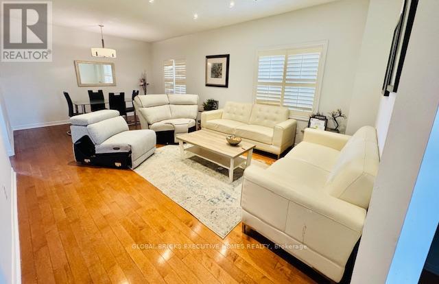 5847 Summerside Drive, Mississauga, Ontario  L5M 6J5 - Photo 8 - W13486080