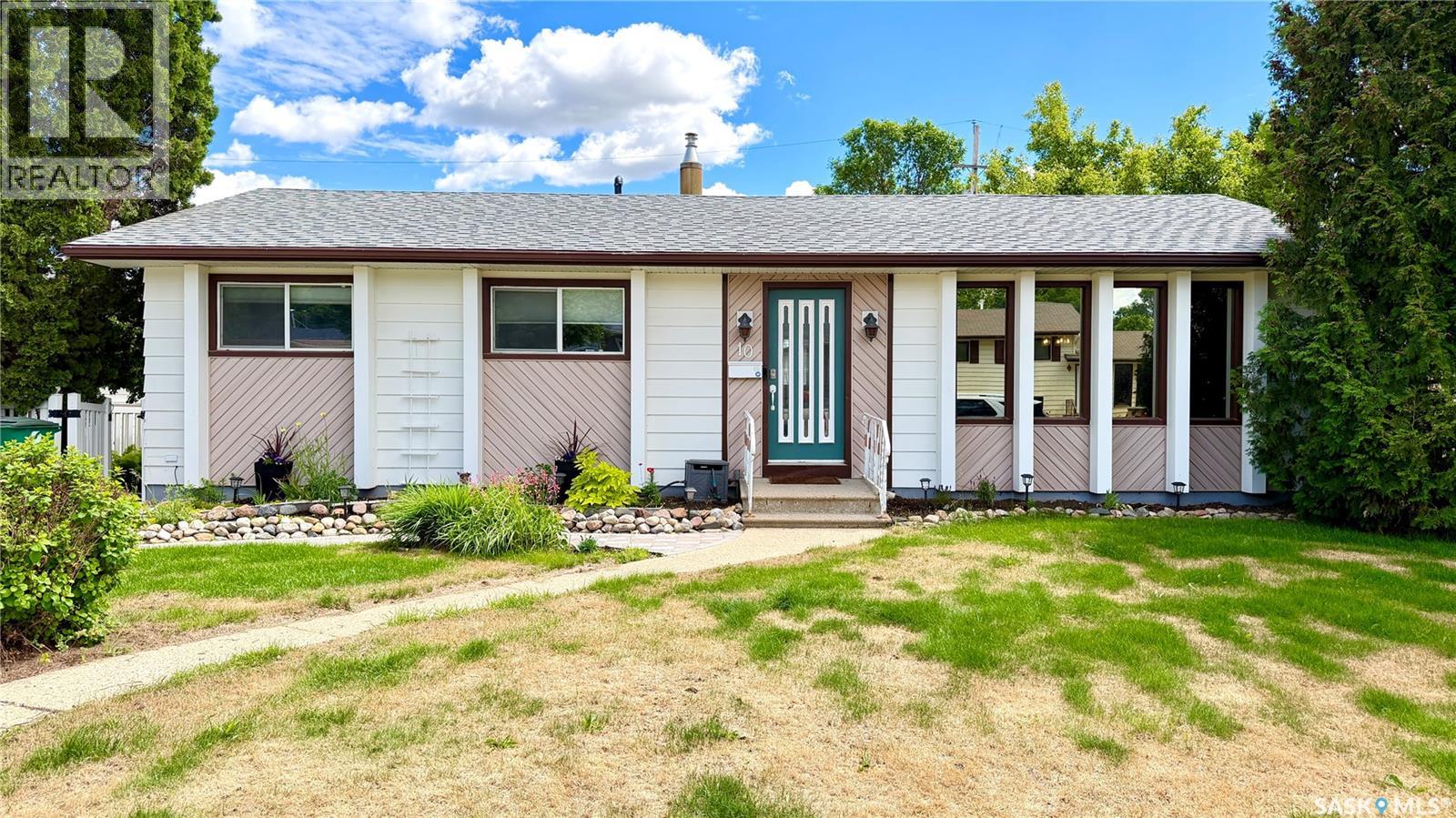 10 Stewart Avenue, Saskatoon, Saskatchewan  S7L 3S6 - Photo 2 - SK040504