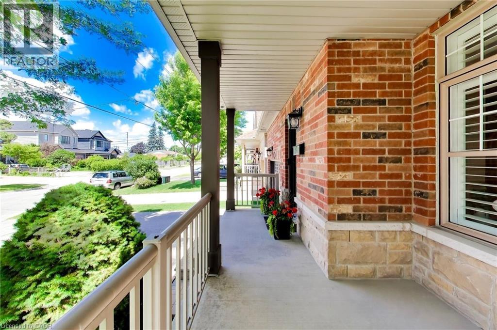 1613 NORTHMOUNT Avenue Mississauga Ontario Canada L5E1Y9 3