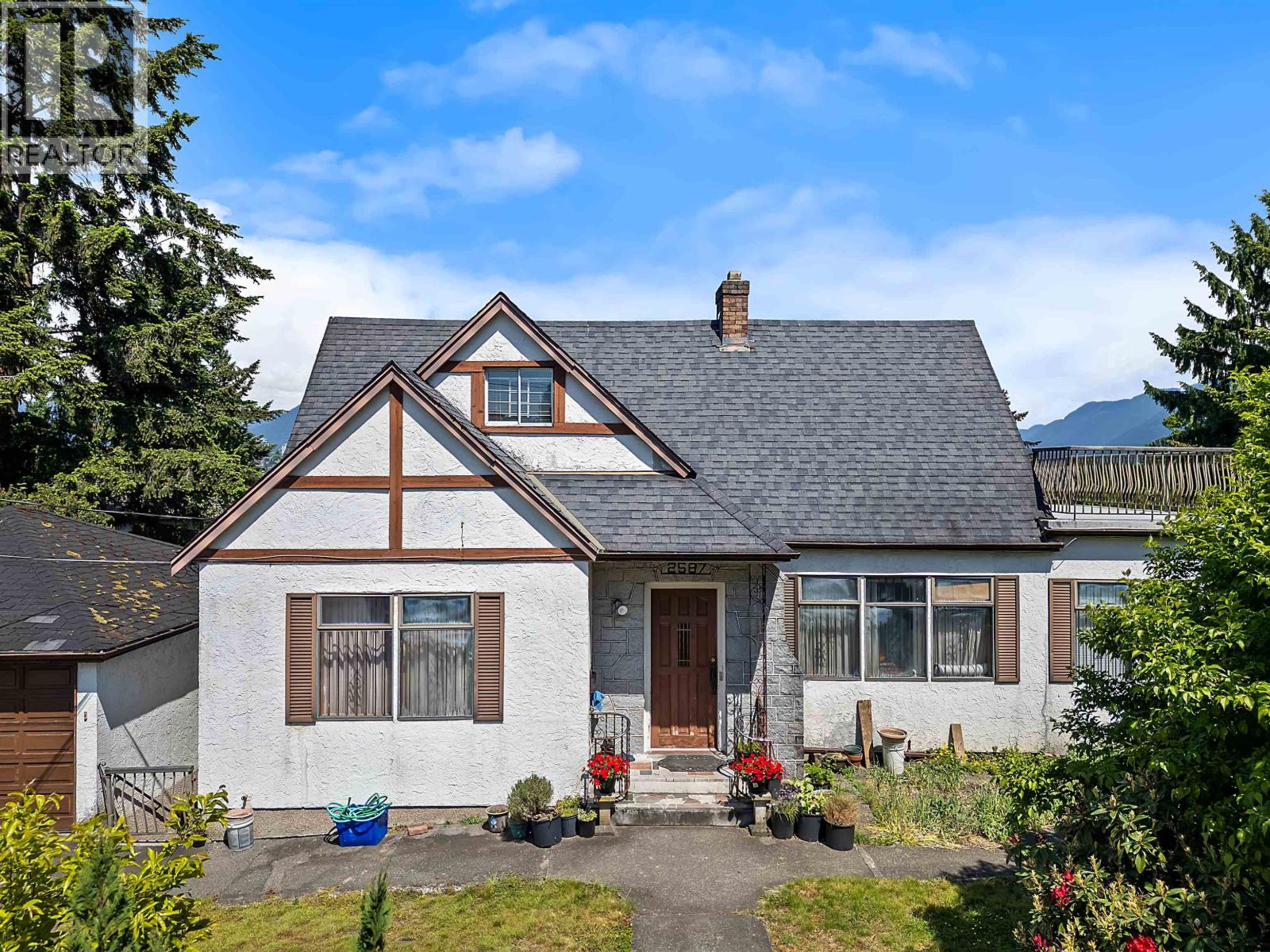 2587 YALE STREET, Vancouver, British Columbia